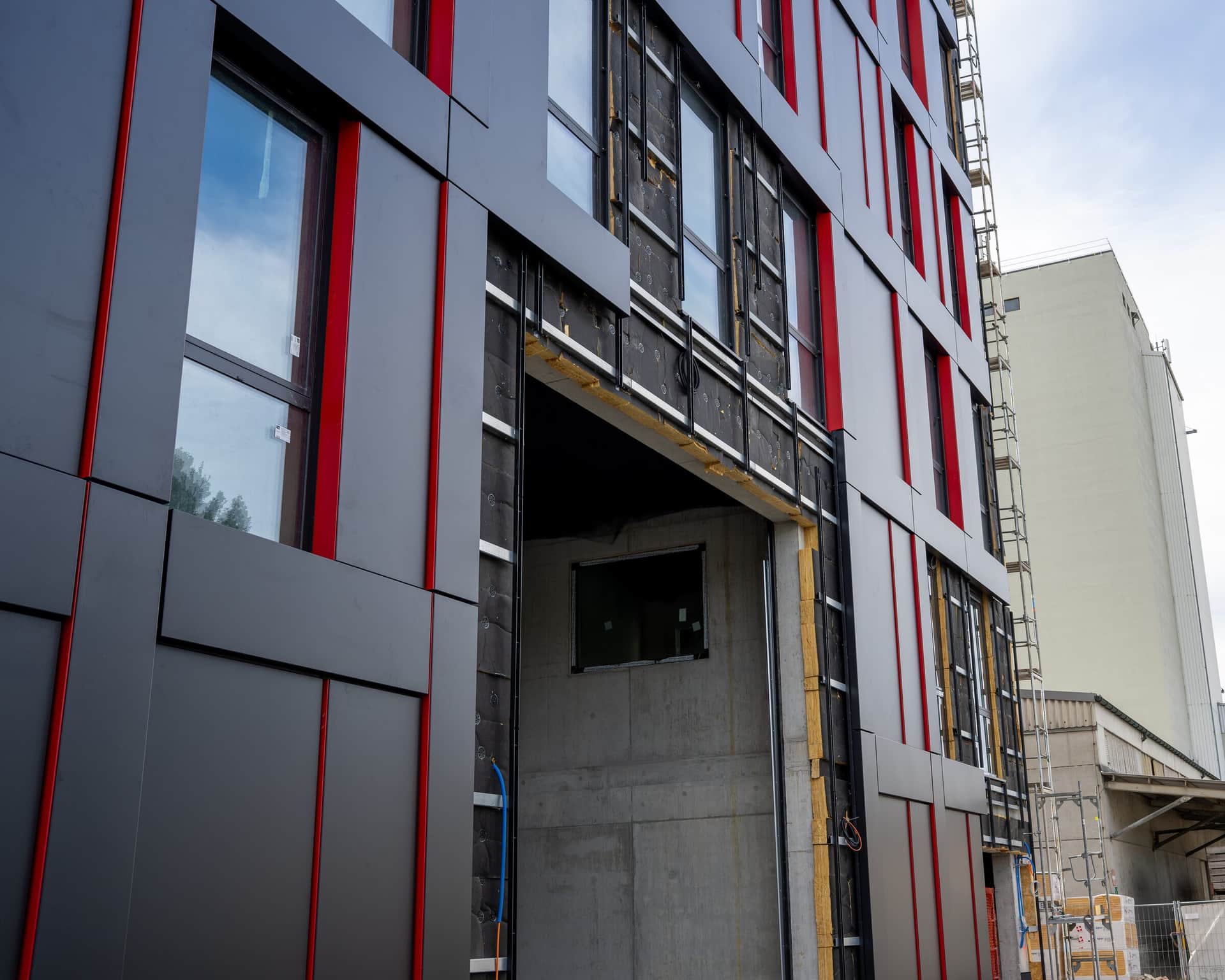 Metallfassade in Anthrazit während der Montage der Fassadenplatten