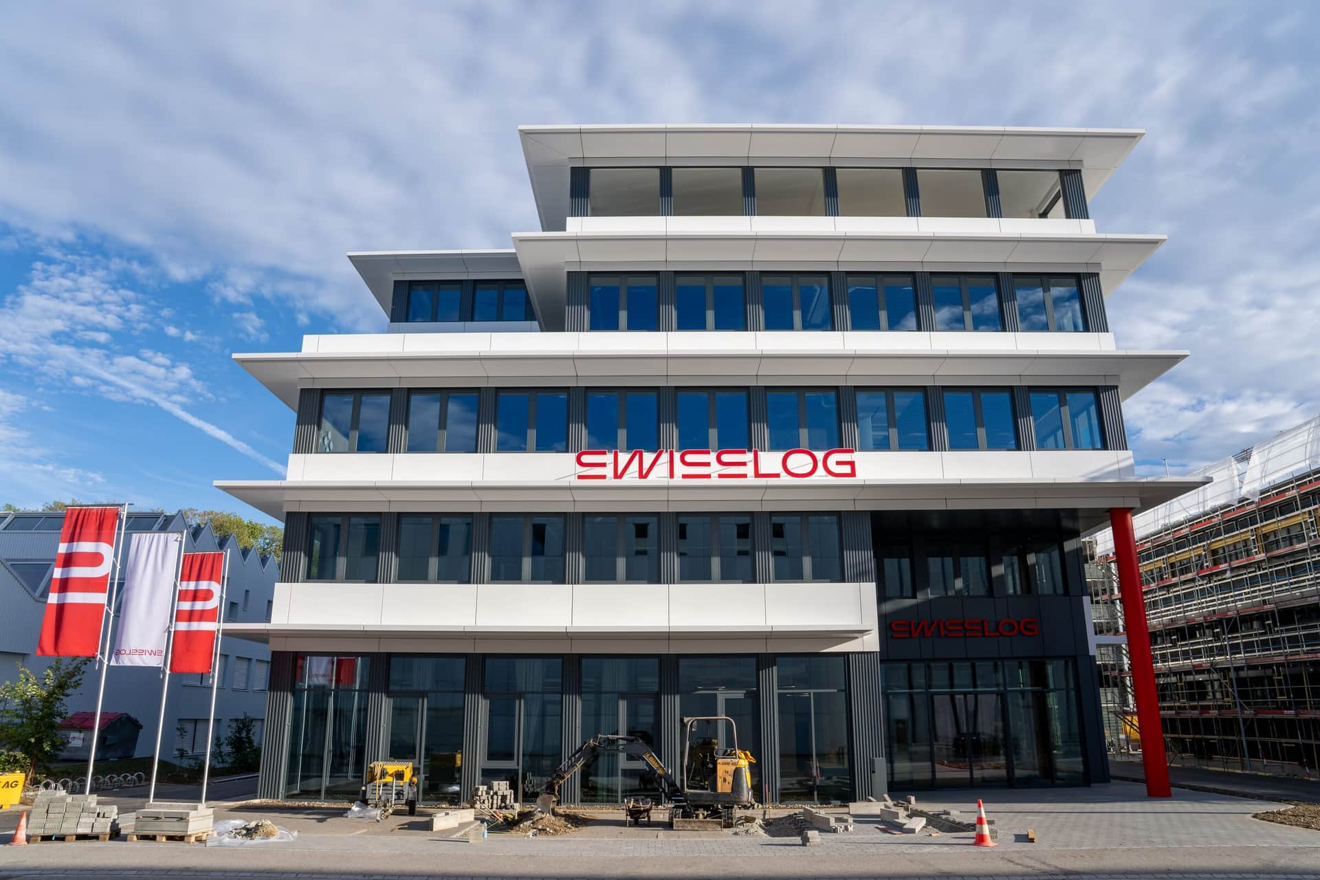 Frontansicht eines Bürogebäudes mit gestaffelter Metallfassade