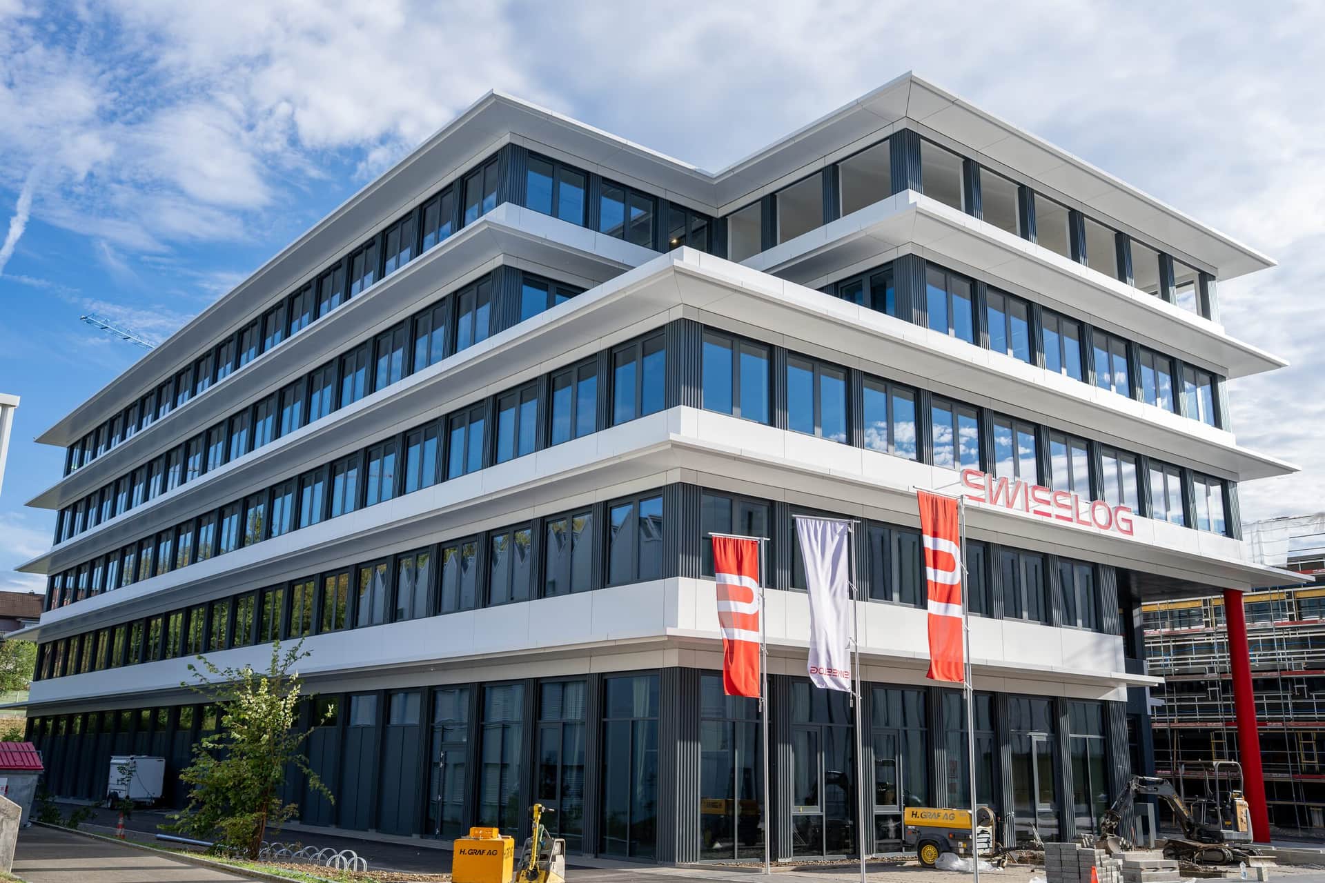 Gesamtansicht eines Bürogebäudes mit horizontal gegliederter Metallfassade