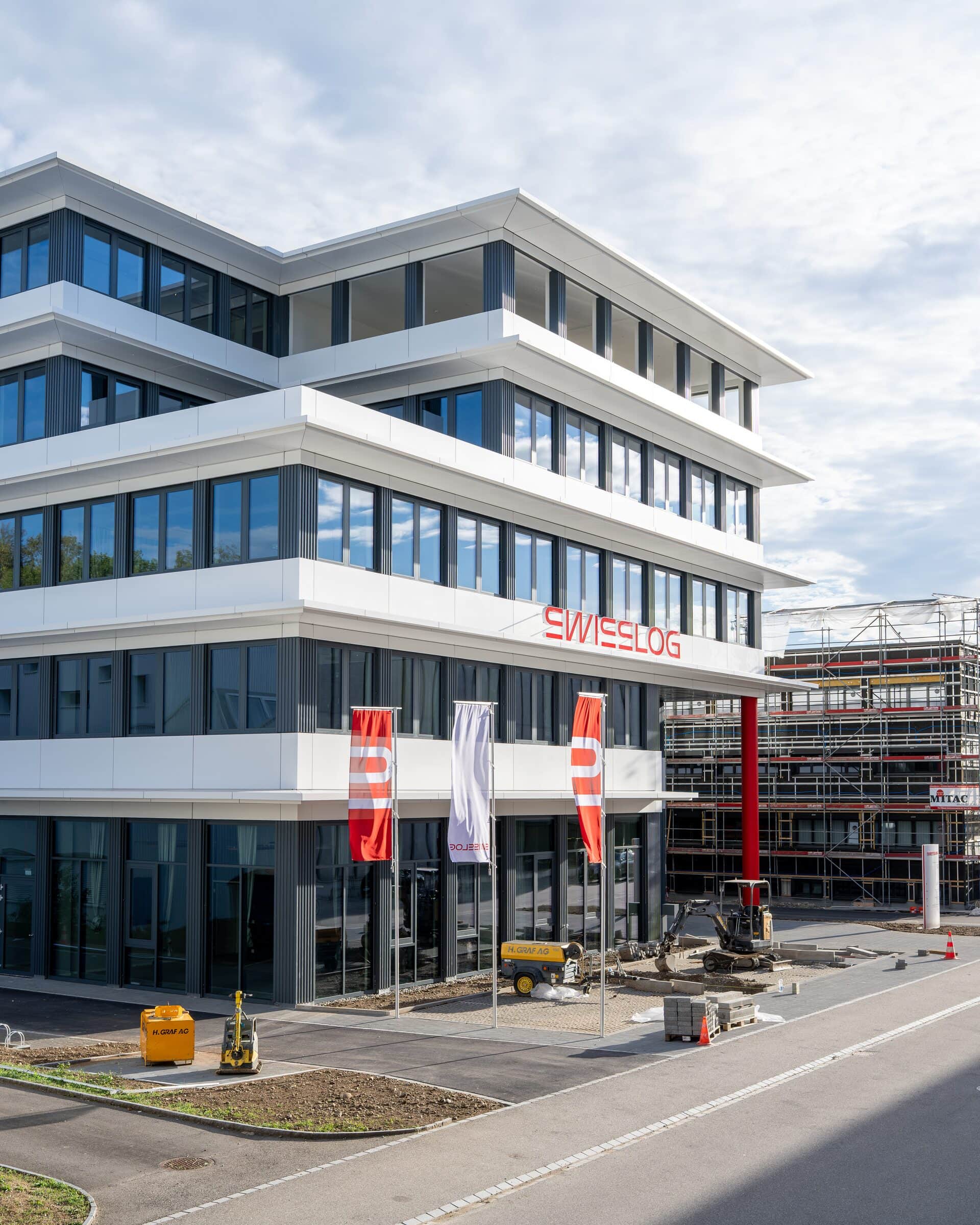 Mehrgeschossiges Bürogebäude mit Metallfassade im Hochformat