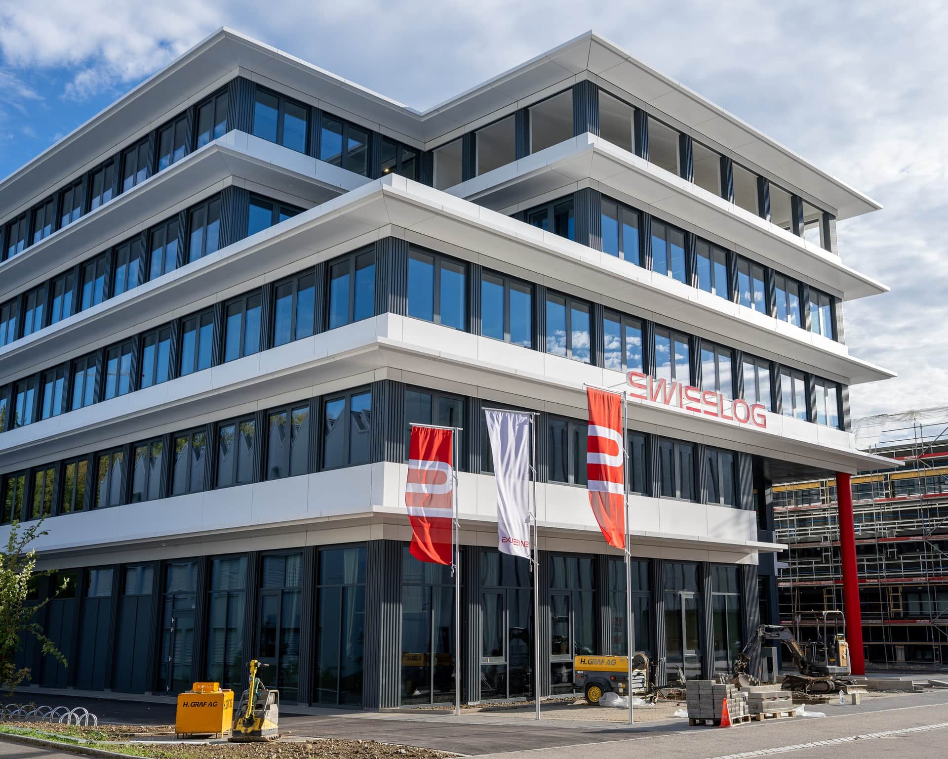 Bürogebäude mit Metallfassade und umlaufenden weissen Bändern