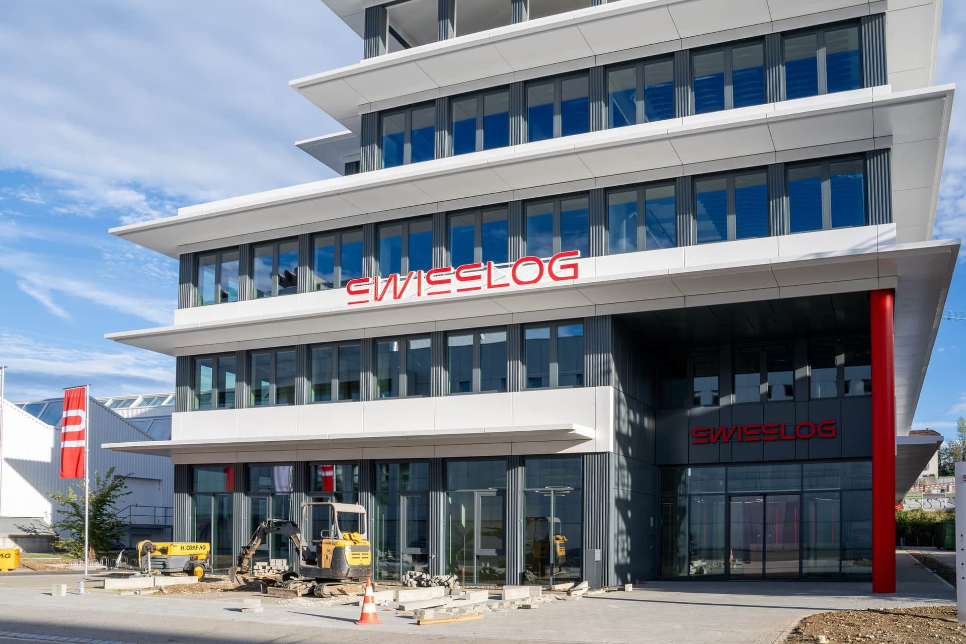 Schrägansicht eines Bürogebäudes mit Metallfassade und Haupteingang