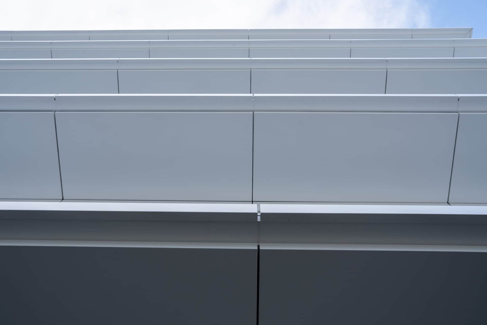 Fugenbild der Metallpaneele an einer weiss-anthrazit Metallfassade