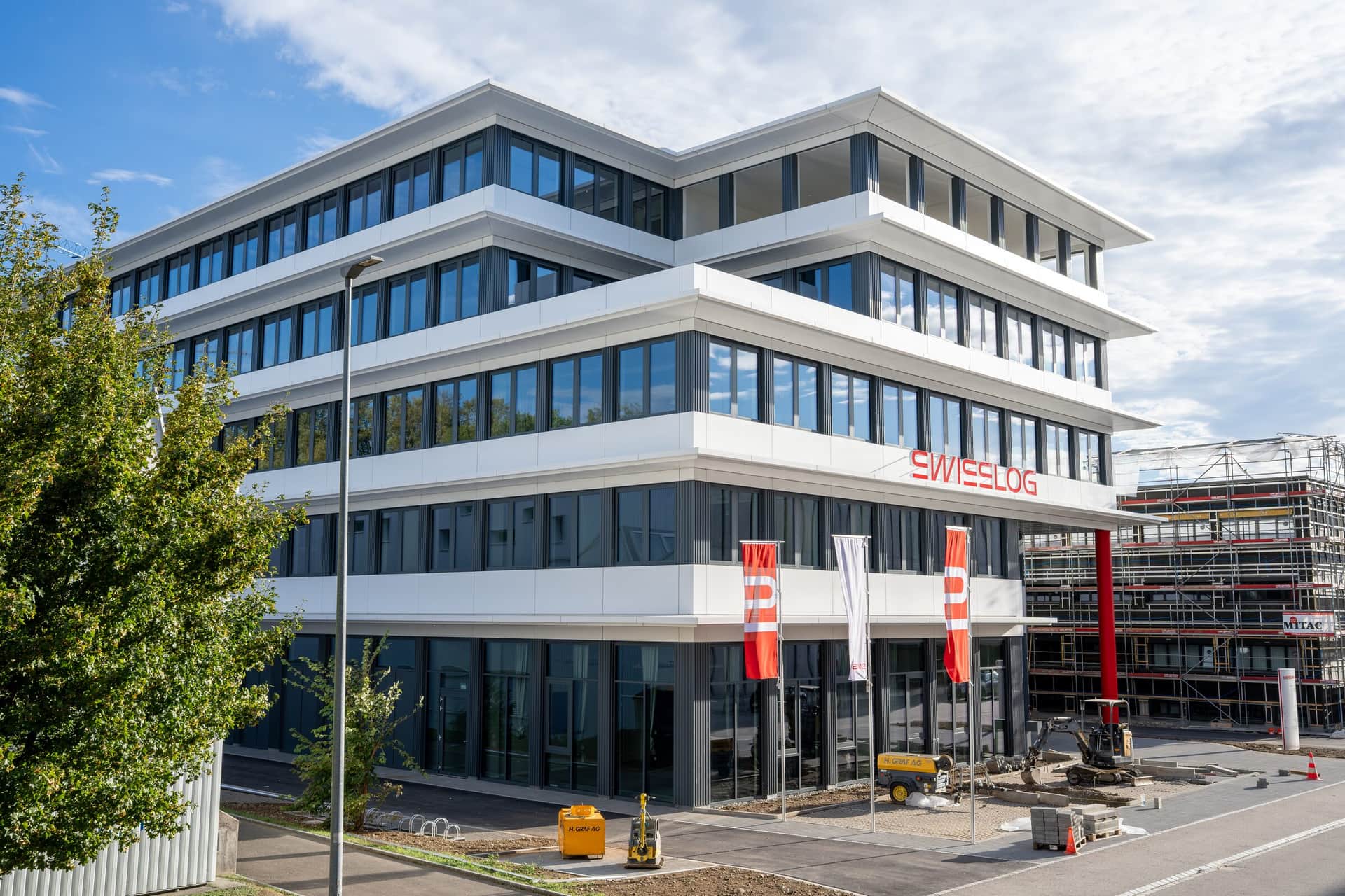 Gewerbebau mit moderner Metallfassade, Ansicht von der Strasse