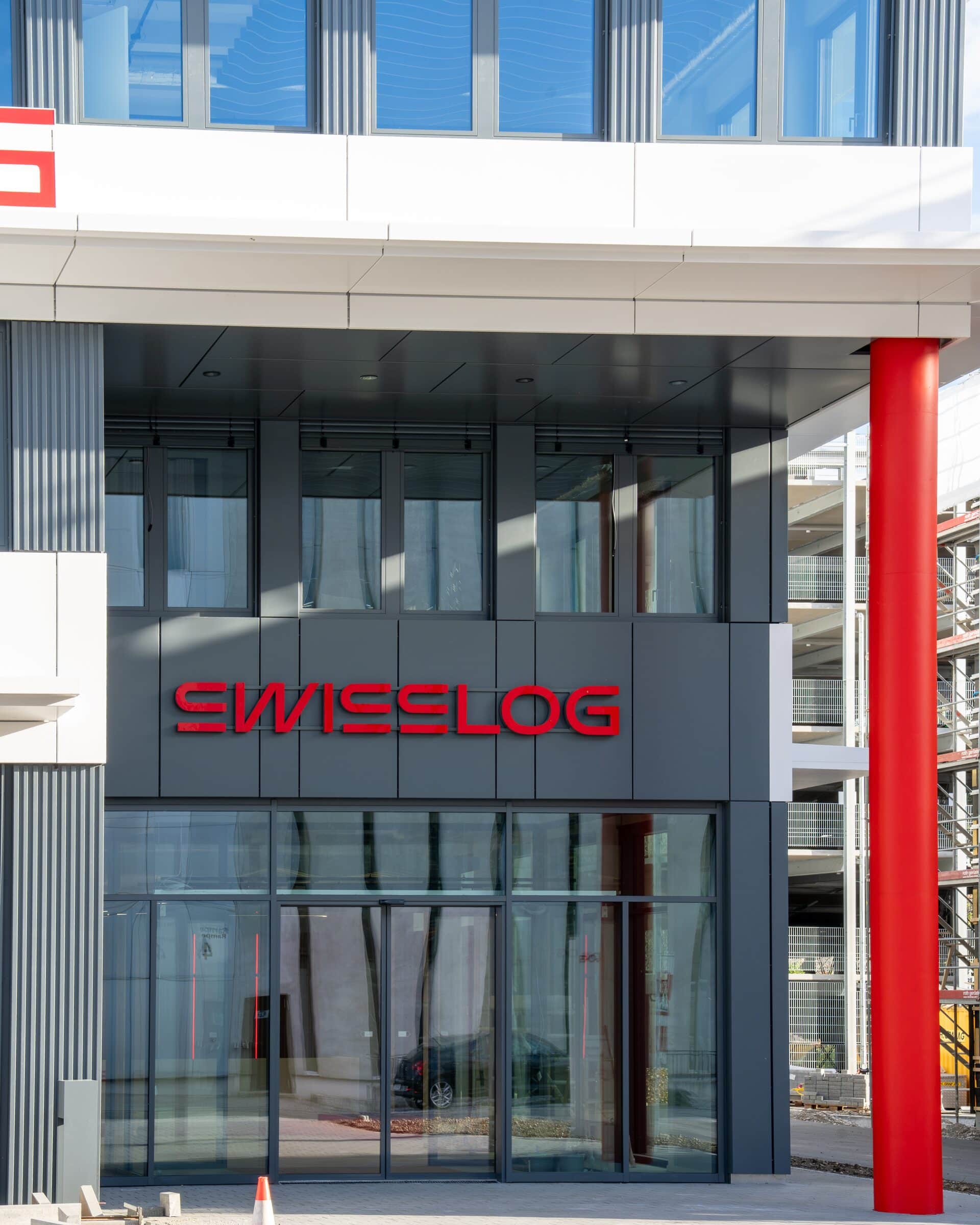Haupteingang eines Bürogebäudes mit Metallfassade im Hochformat
