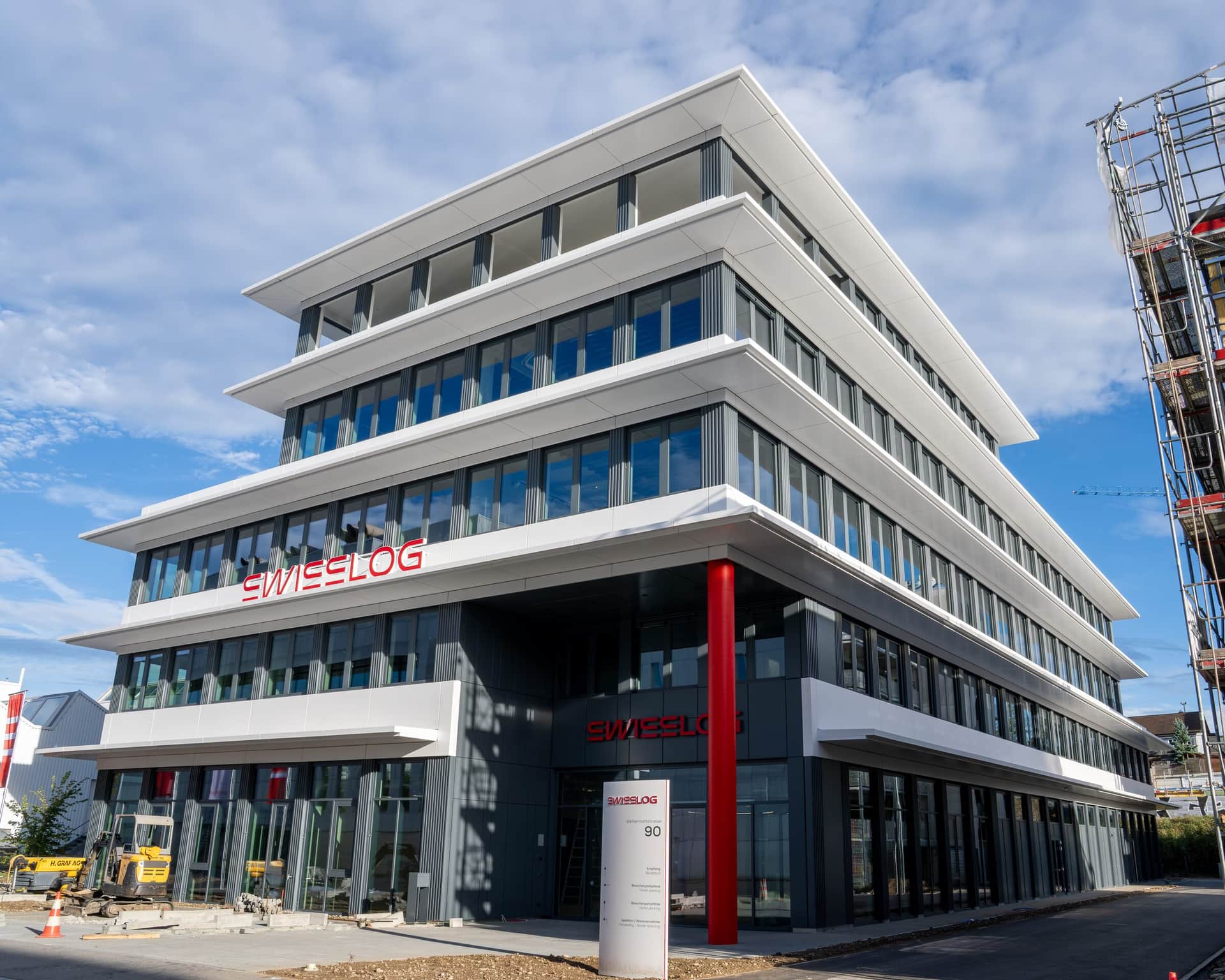 Neubau eines Bürogebäudes mit Metallfassade, Ansicht der Gebäudeecke