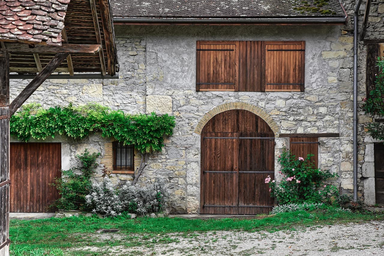 Altbaufassade aus Naturstein mit Holzläden