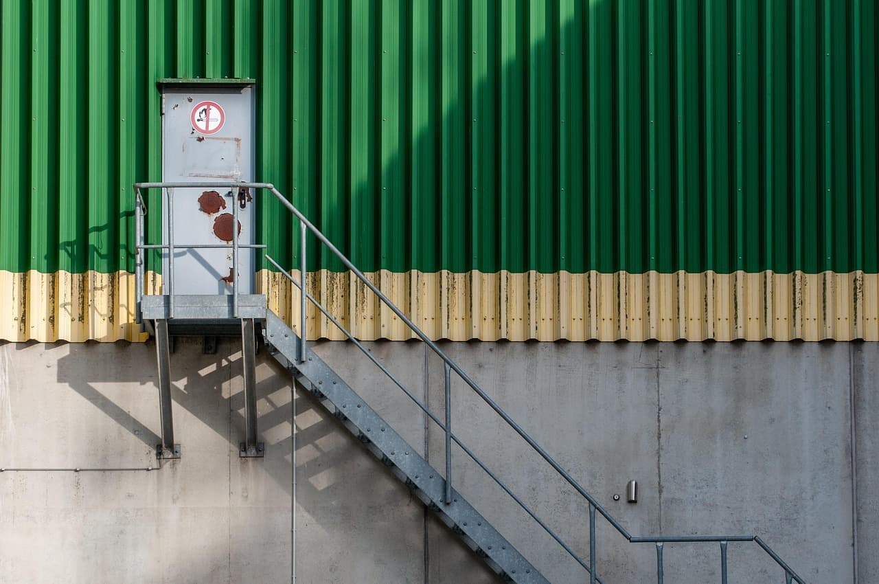 Trapezblechfassade an einem Gewerbebau