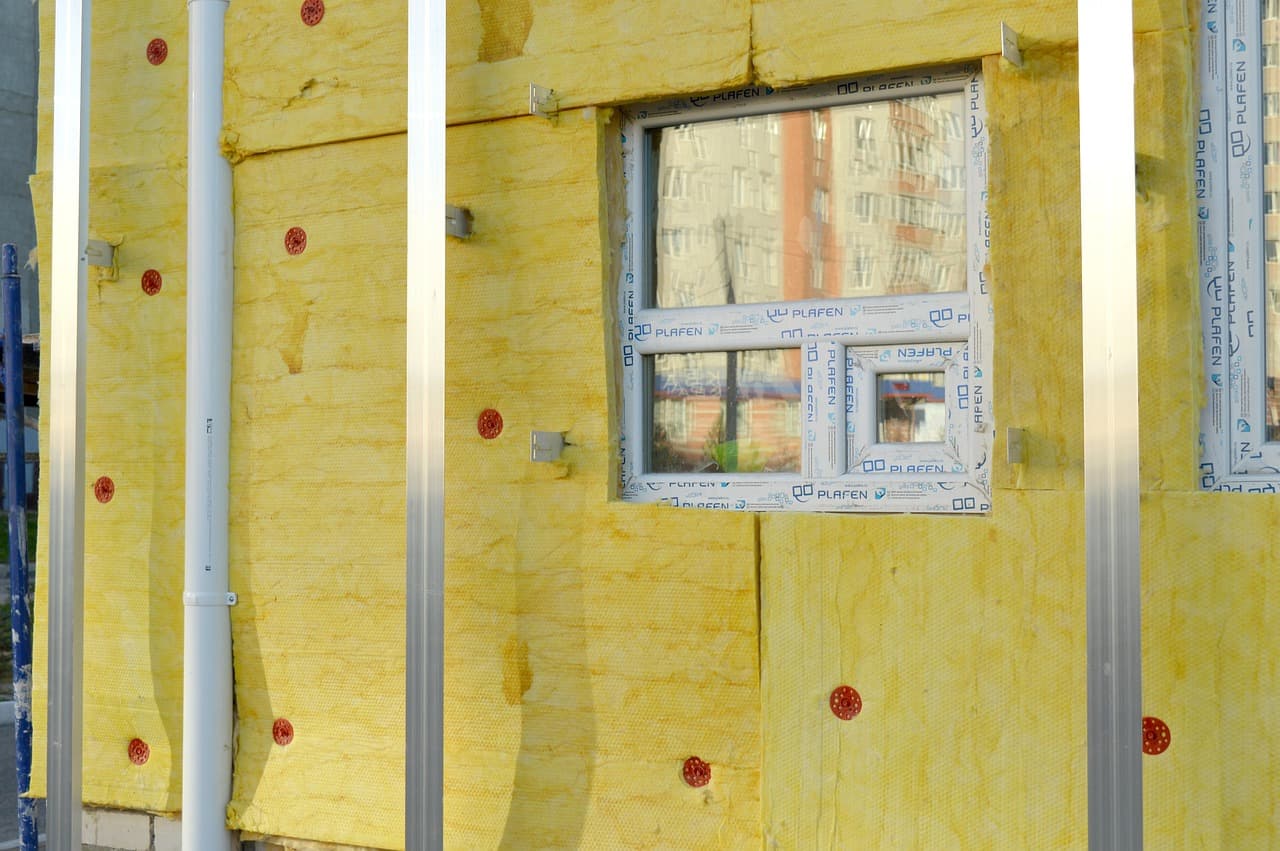 Montage einer Aussenwärmedämmung an einer Hausfassade